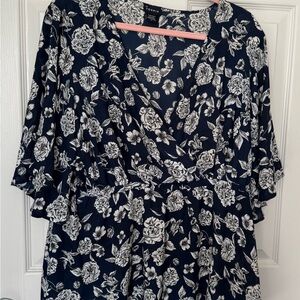 EUC Torrid Navy and White Floral Surplice Neckline Blouse. Size 2 (18/20)